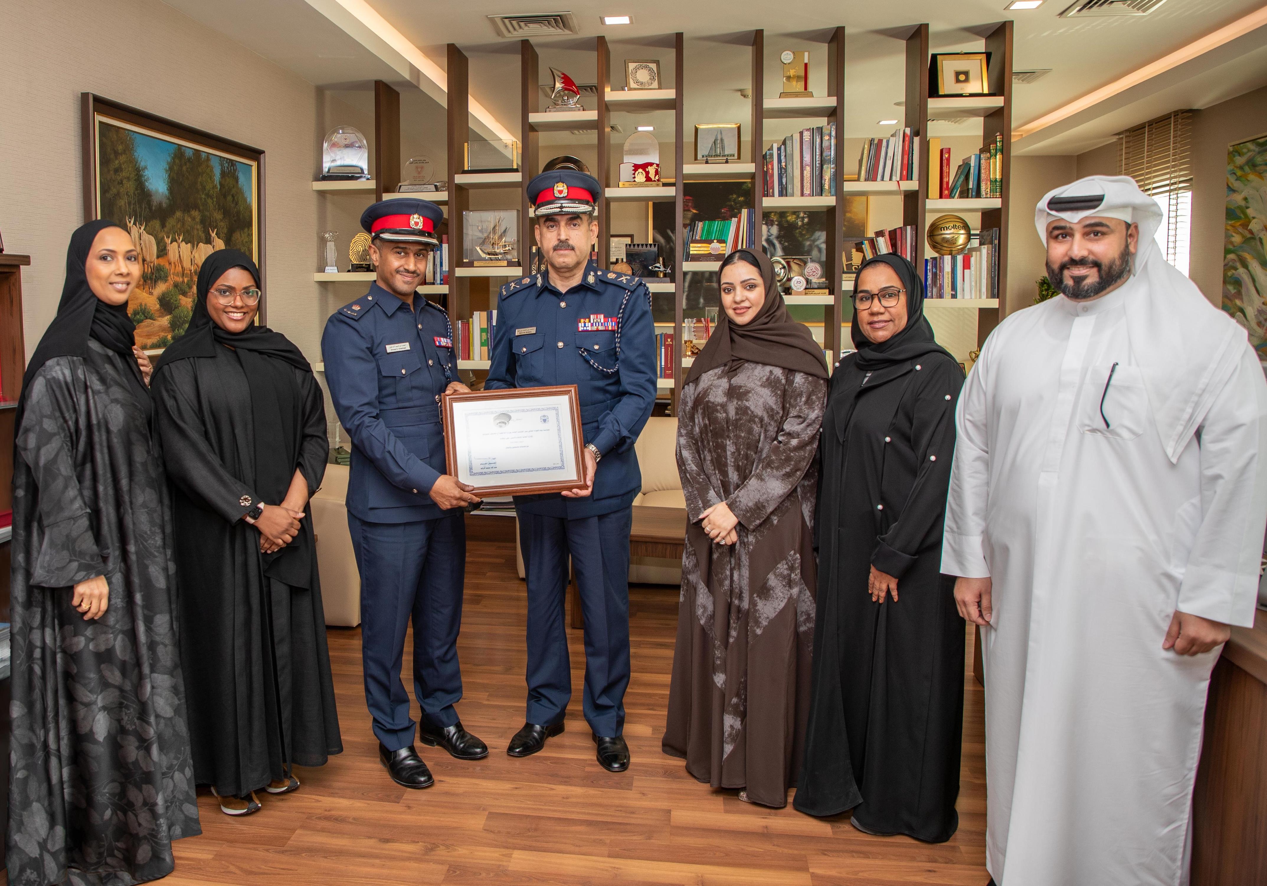 اللواء محمد بن دينه يكرم فريقي الإعلام الإلكتروني والجودة تقديراً لإنجازاتهما المتميزة<